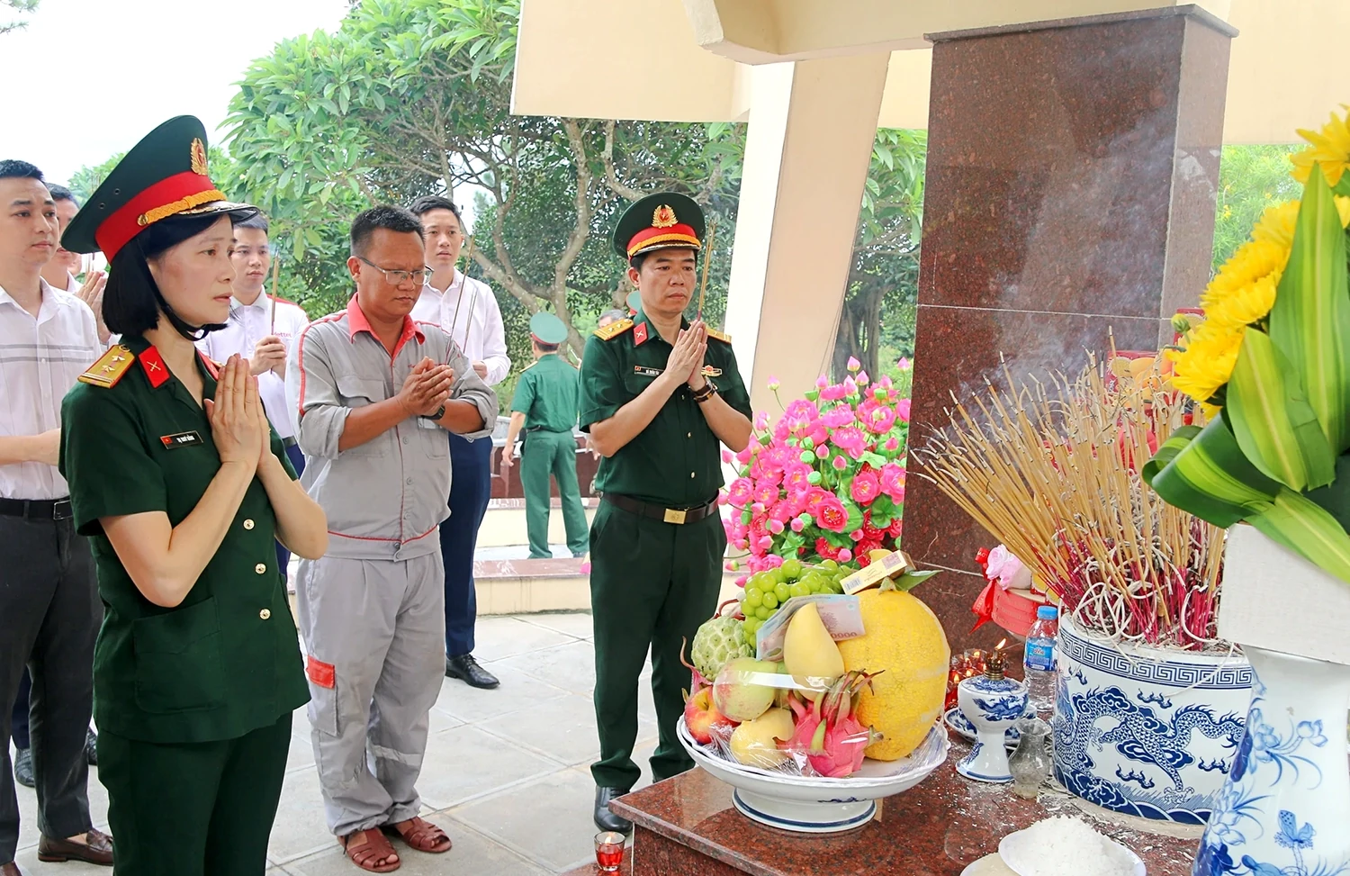 Dâng hương tri ân các Anh hùng liệt sĩ