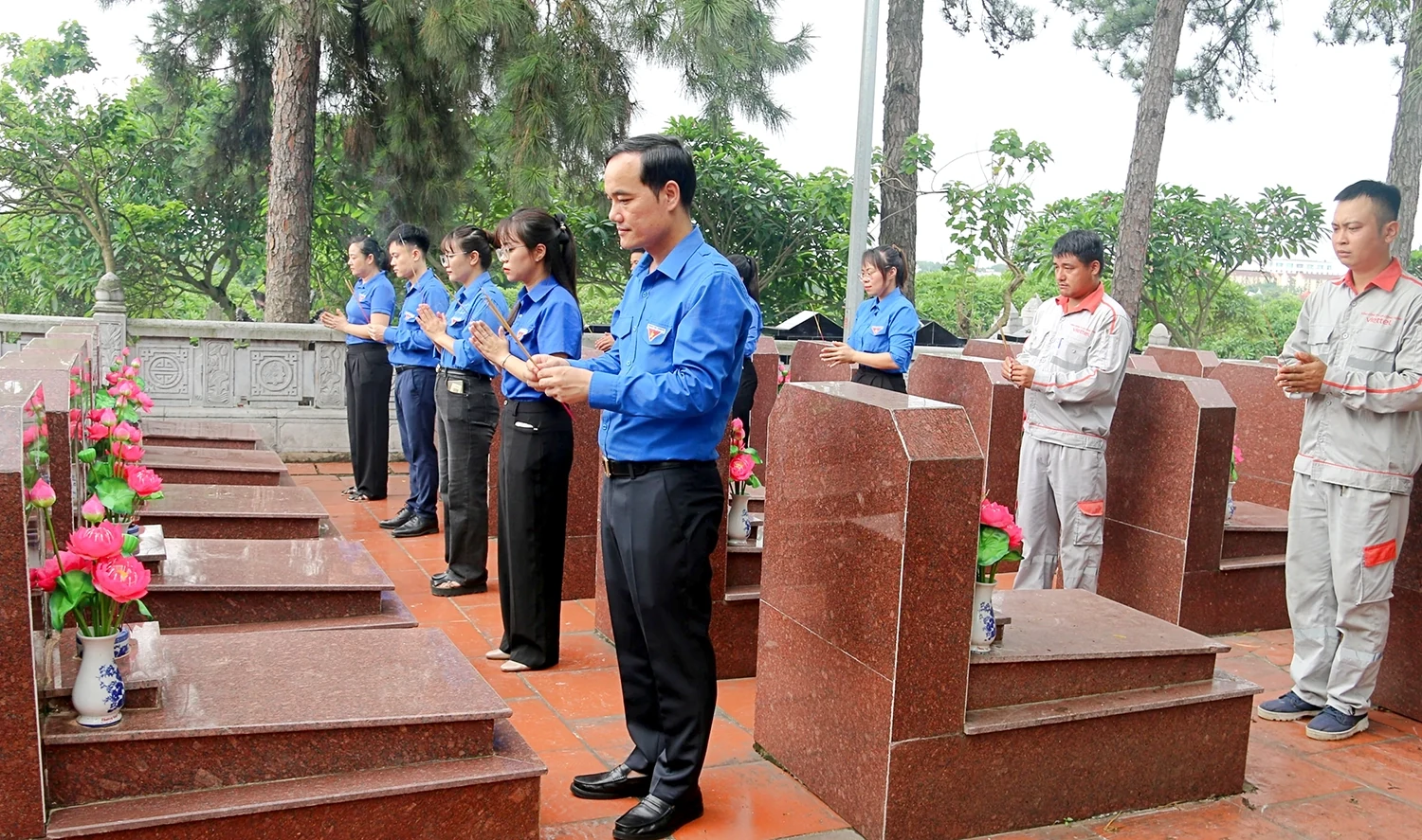 Dâng hương tri ân các Anh hùng liệt sĩ