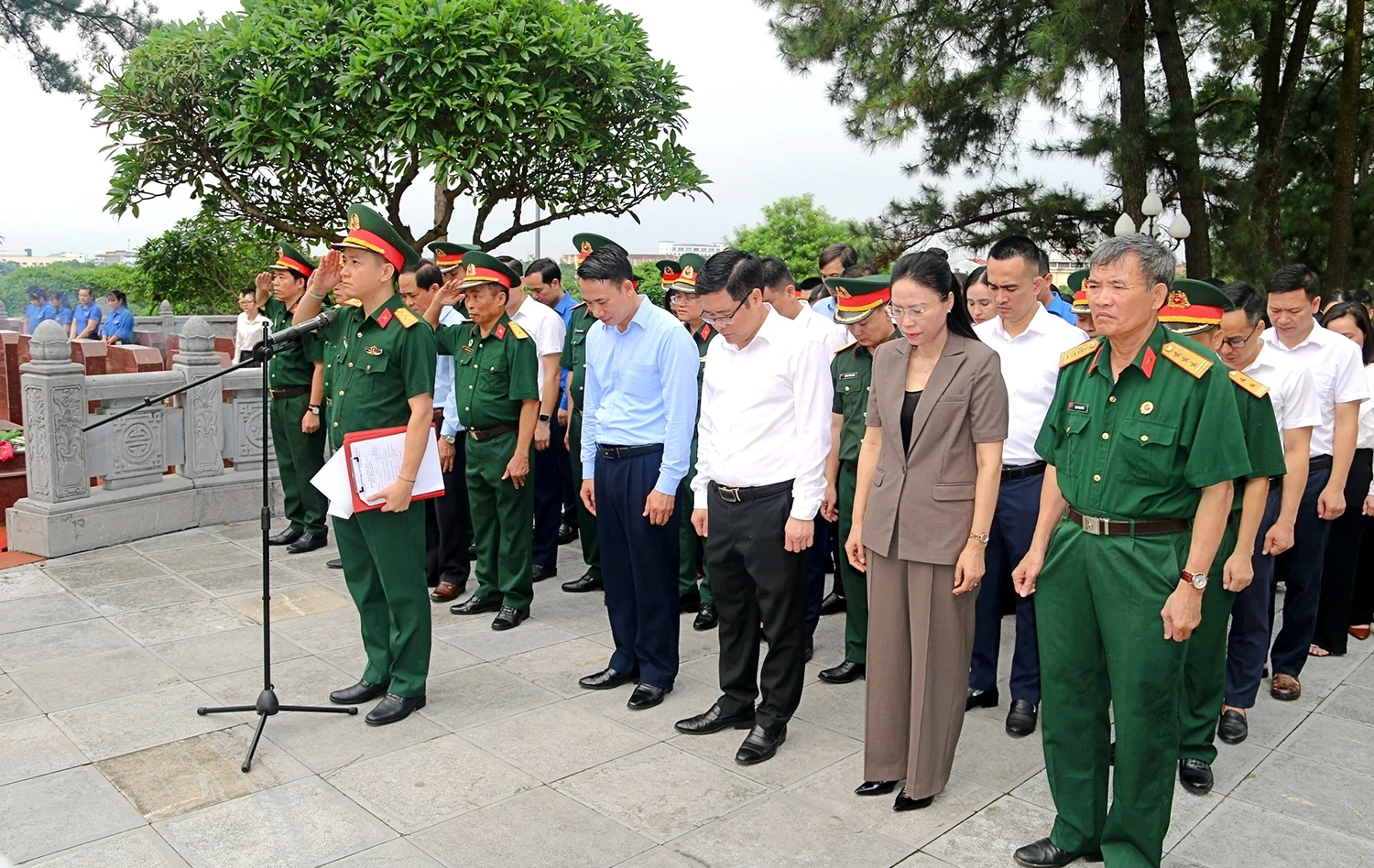 Dâng hương tri ân các Anh hùng liệt sĩ