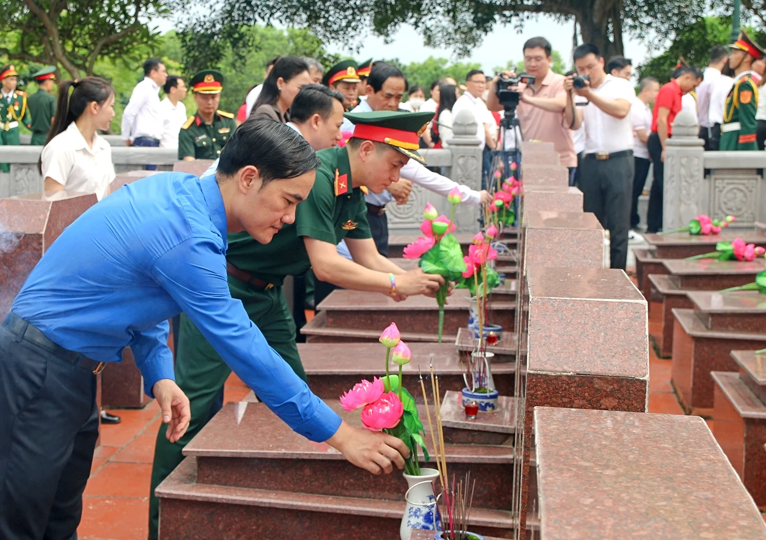 Dâng hương tri ân các Anh hùng liệt sĩ