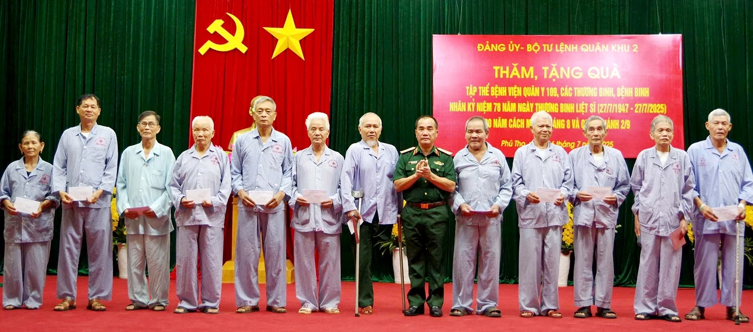 Bộ Tư lệnh Quân khu 2 thăm, tặng quà thương binh, bệnh binh tại Bệnh viện Quân y 109