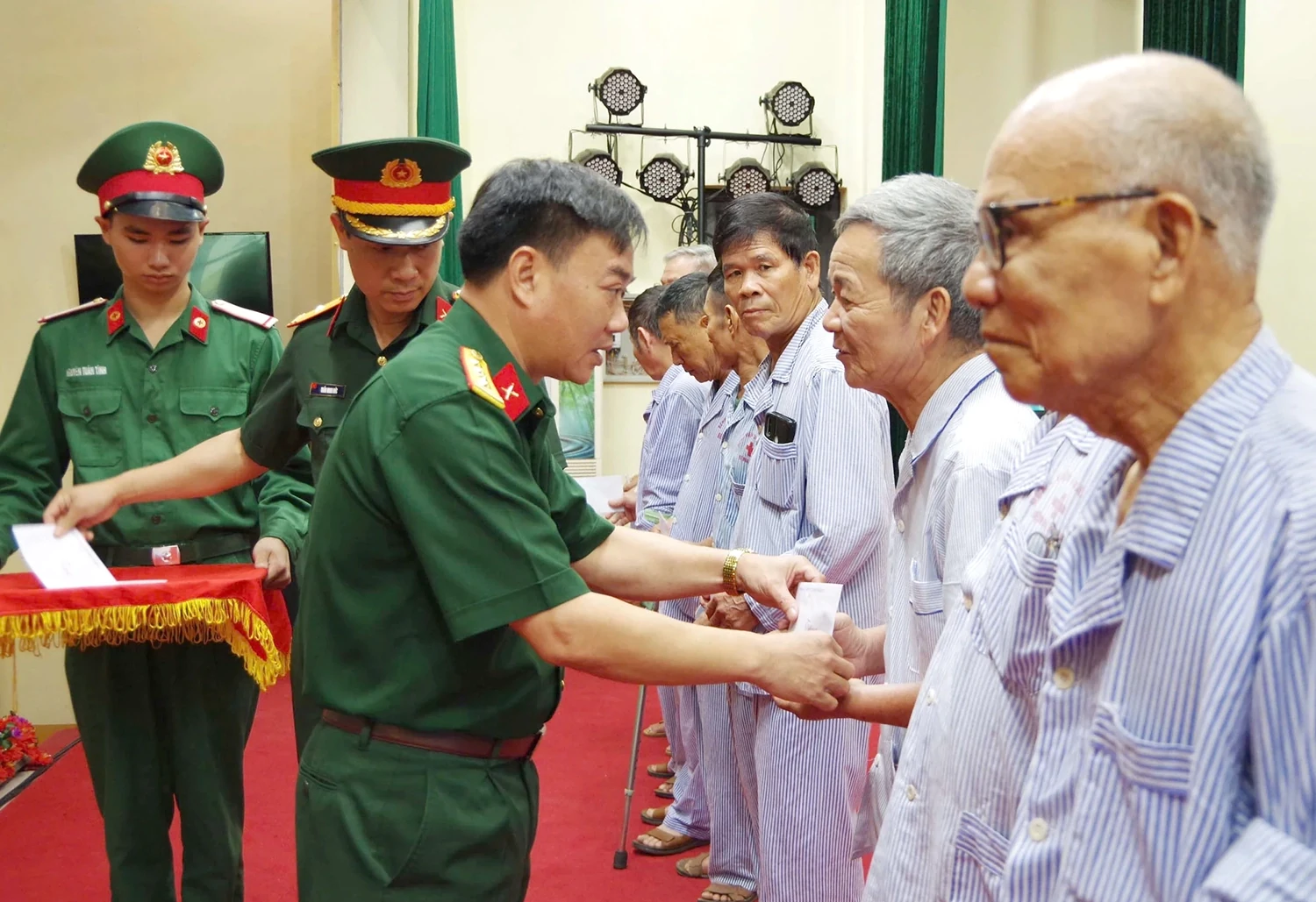 Bộ Tư lệnh Quân khu 2 thăm, tặng quà thương binh, bệnh binh tại Bệnh viện Quân y 109