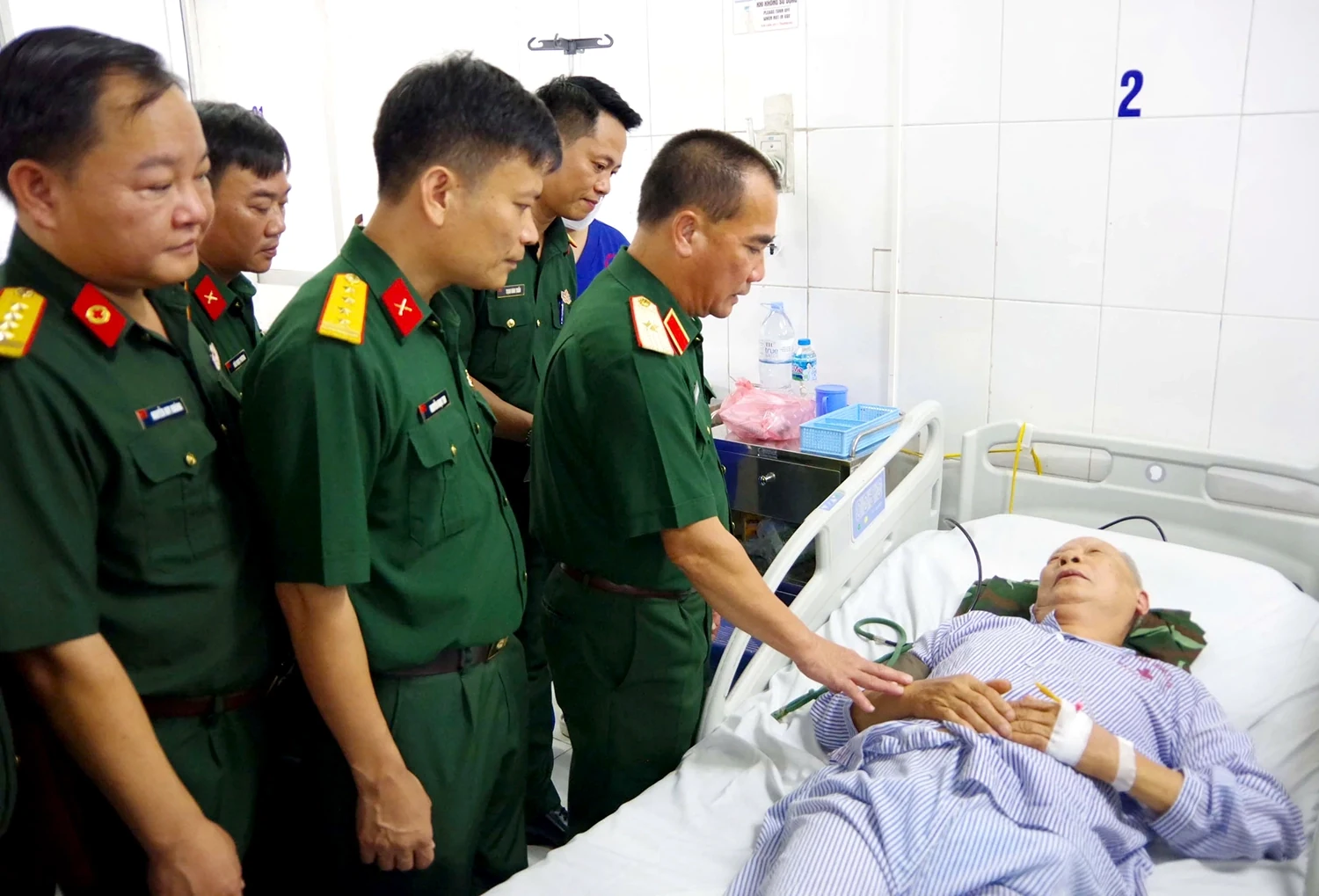 Bộ Tư lệnh Quân khu 2 thăm, tặng quà thương binh, bệnh binh tại Bệnh viện Quân y 109