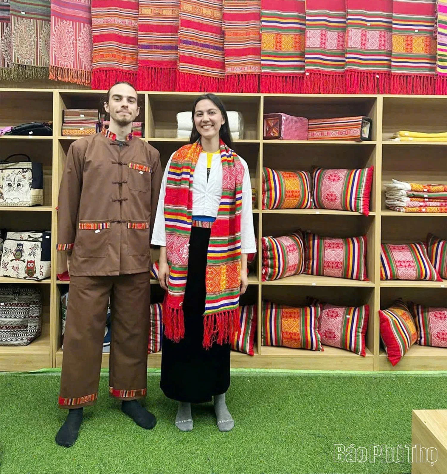 Độc đáo nghệ thuật tạo hoa văn cạp váy của người Mường