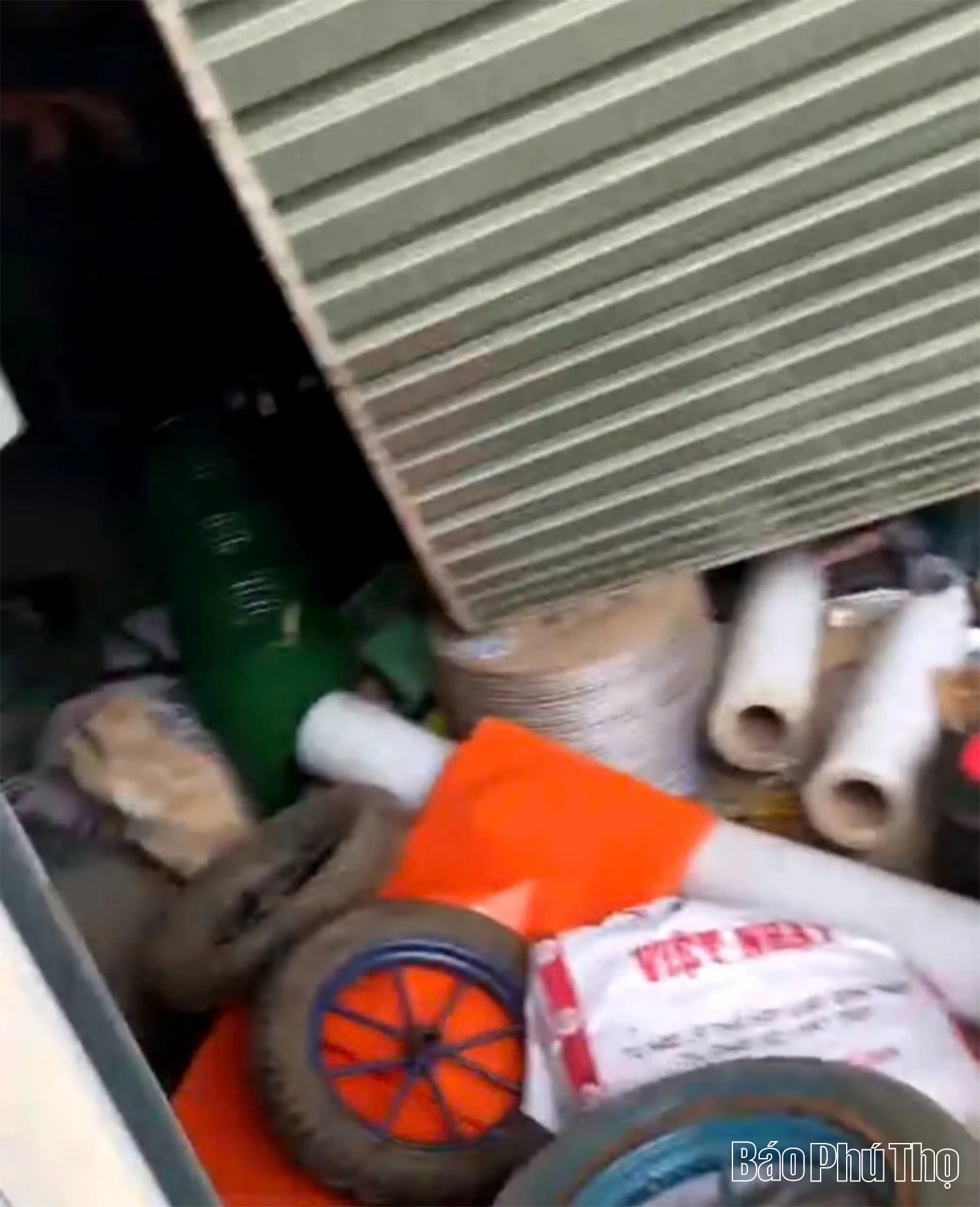 Gió lốc làm bay mái tôn, một người tử vong tại xã Tân Lạc