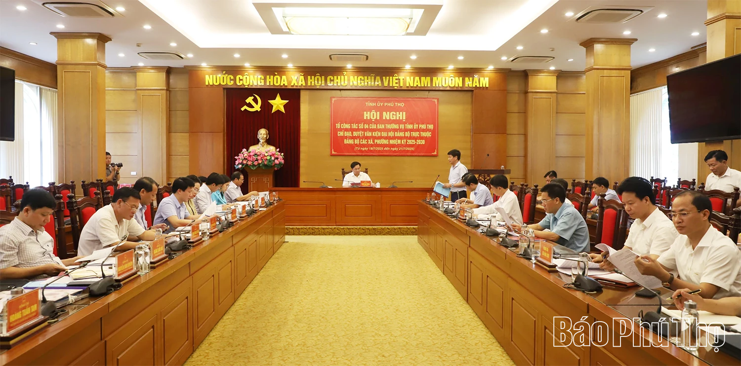 Tổ công tác số 4 duyệt Văn kiện Đại hội Đảng bộ 8 xã