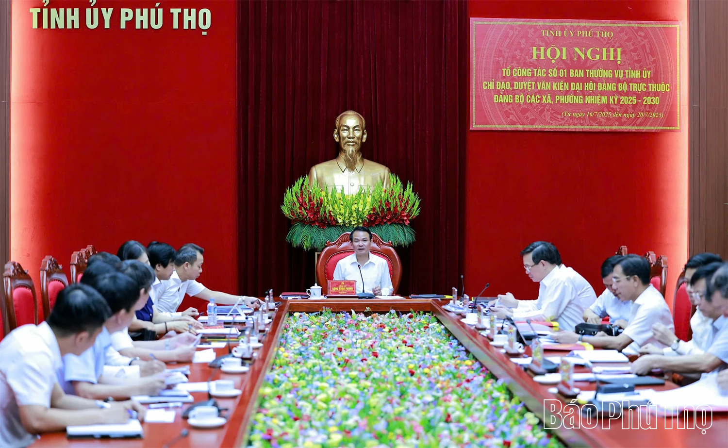 Bí thư Tỉnh ủy Đặng Xuân Phong và Tổ công tác số 1 chỉ đạo, duyệt văn kiện Đại hội Đảng bộ các xã