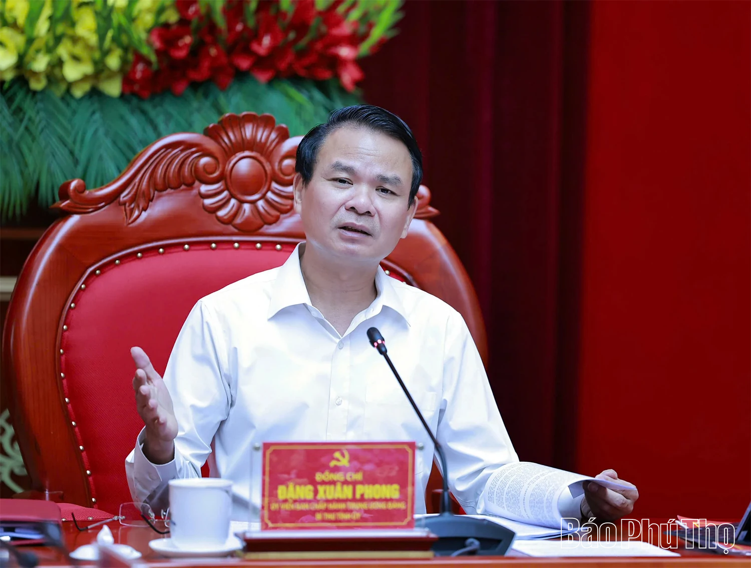 Bí thư Tỉnh ủy Đặng Xuân Phong và Tổ công tác số 1 chỉ đạo, duyệt văn kiện Đại hội Đảng bộ các xã