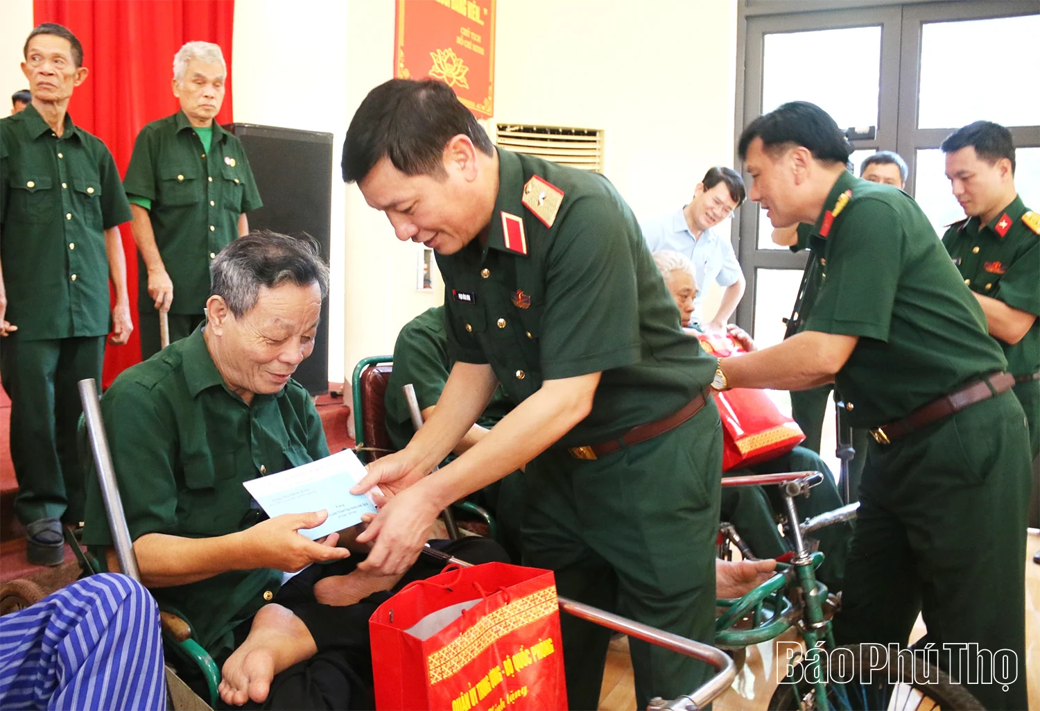 Thượng tướng Phùng Sĩ Tấn thăm, tặng quà Trung tâm Điều dưỡng người có công tỉnh