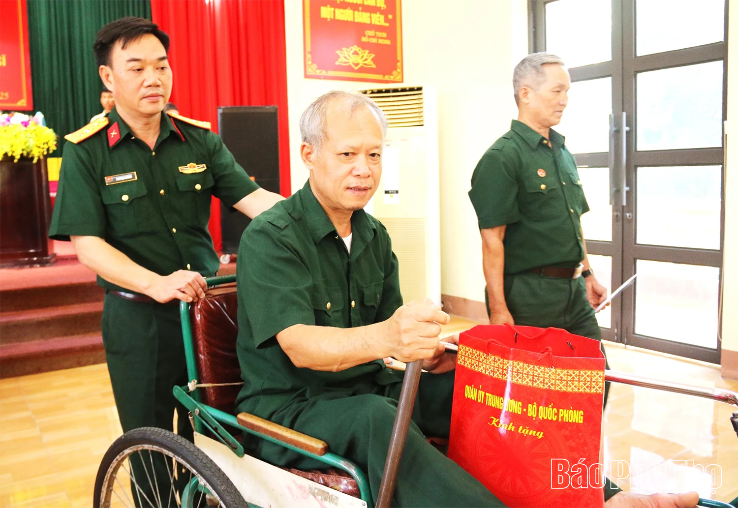 Thượng tướng Phùng Sĩ Tấn thăm, tặng quà Trung tâm Điều dưỡng người có công tỉnh