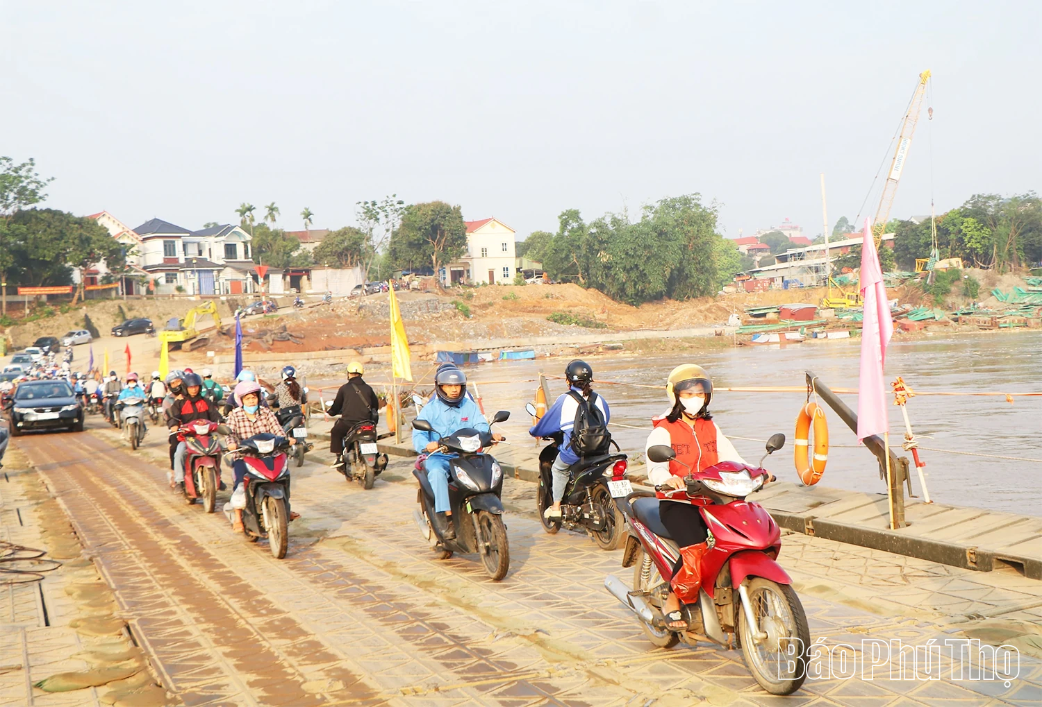 Cầu phao Phong Châu vận hành trở lại