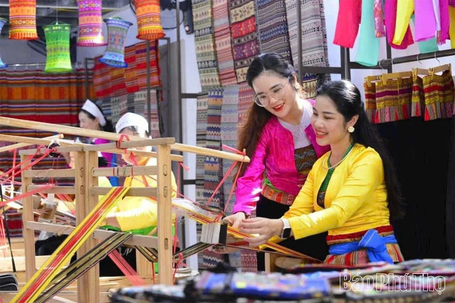 Độc đáo nghệ thuật tạo hoa văn cạp váy của người Mường