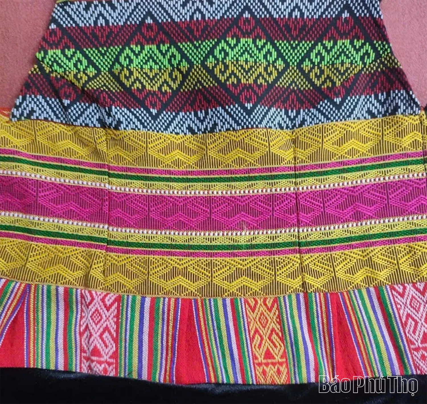 Độc đáo nghệ thuật tạo hoa văn cạp váy của người Mường