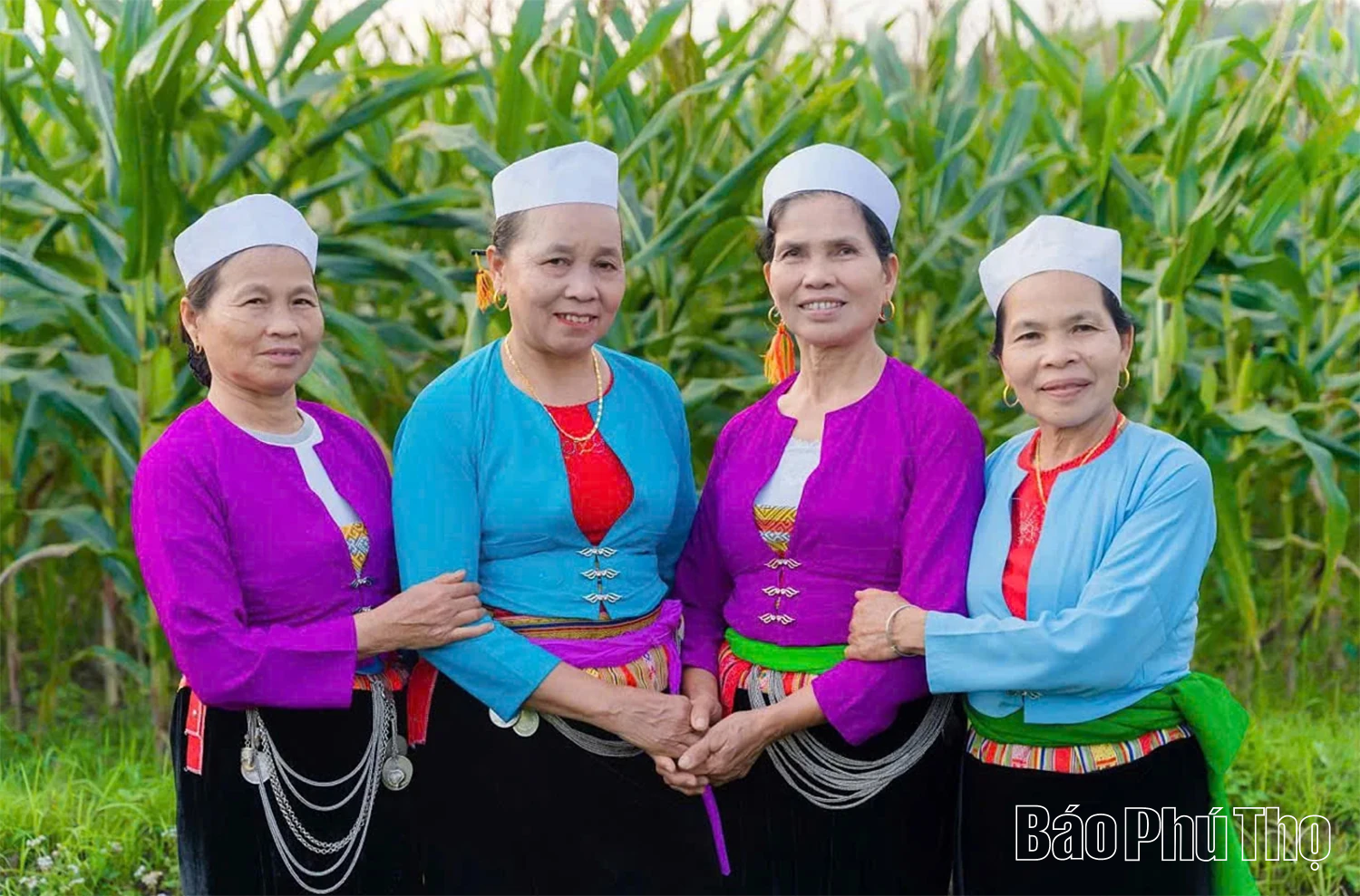 Độc đáo nghệ thuật tạo hoa văn cạp váy của người Mường