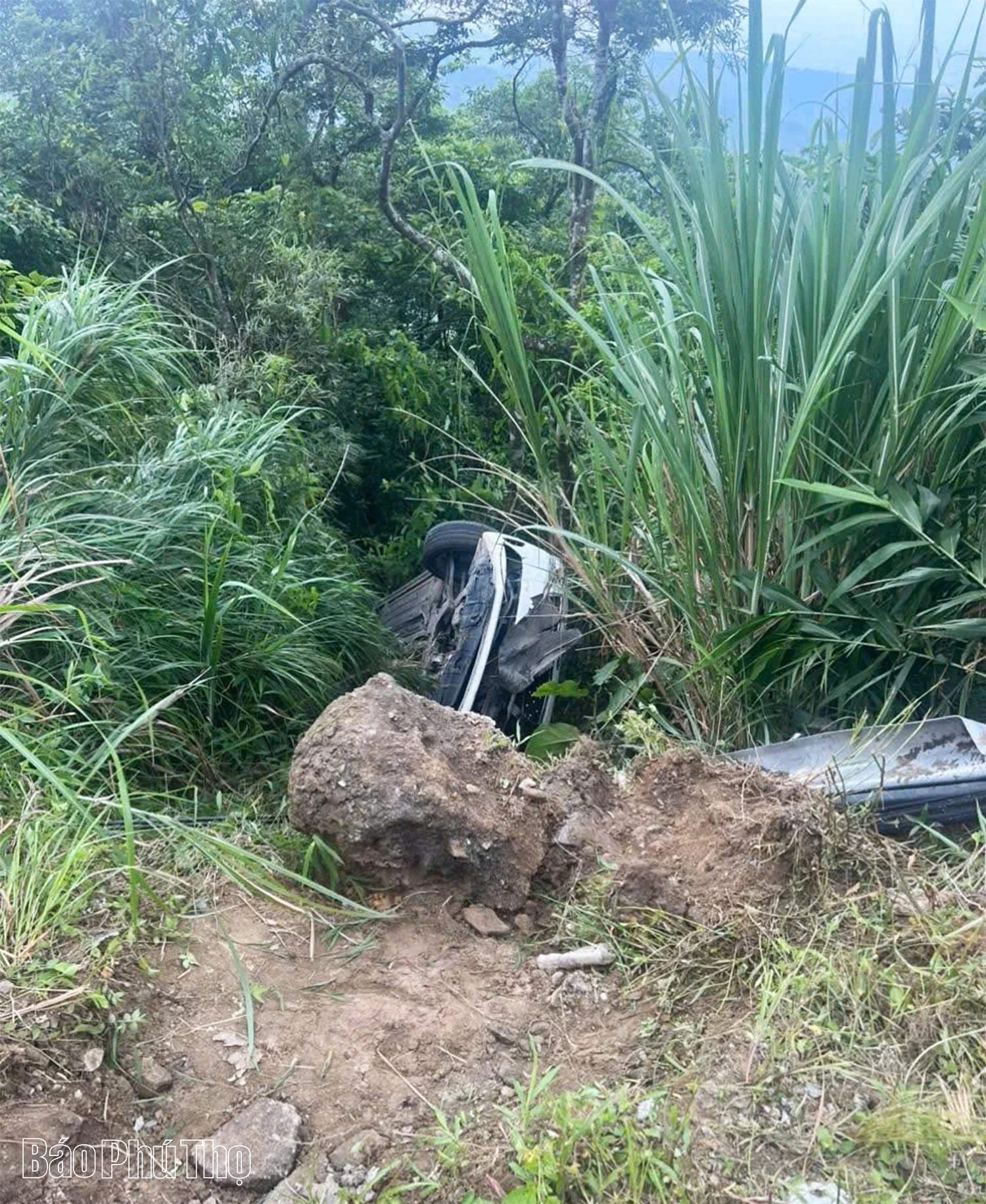 Xe ô tô 4 chỗ mất lái lao xuống vực tại Tam Đảo