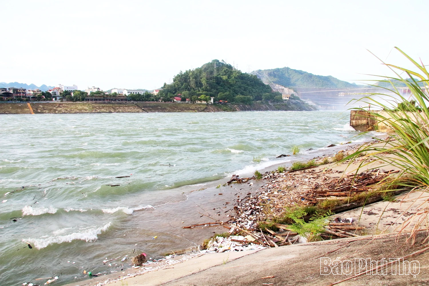 Săn “ngựa nước” giữa dòng Đà Giang cuộn sóng