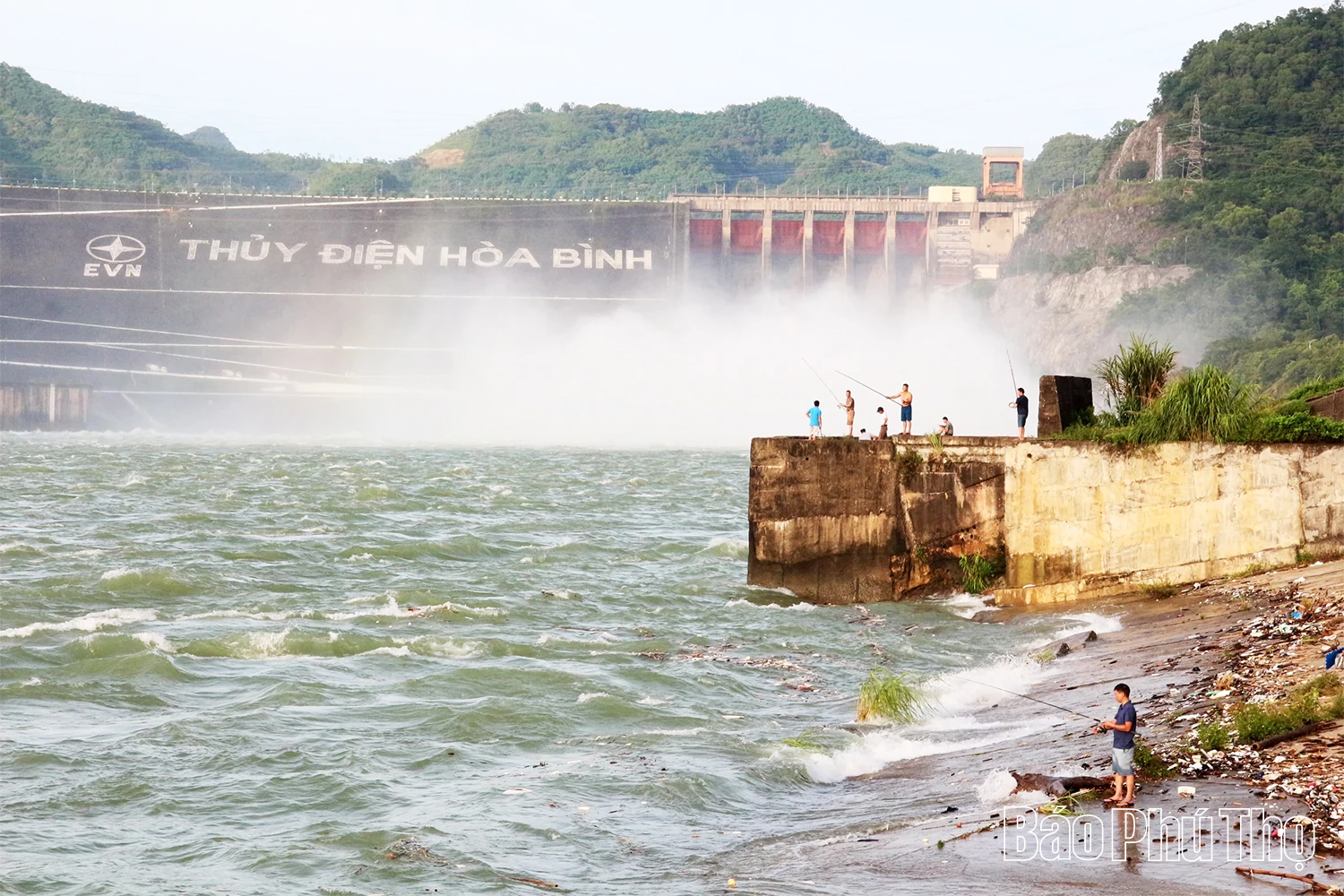 Săn “ngựa nước” giữa dòng Đà Giang cuộn sóng