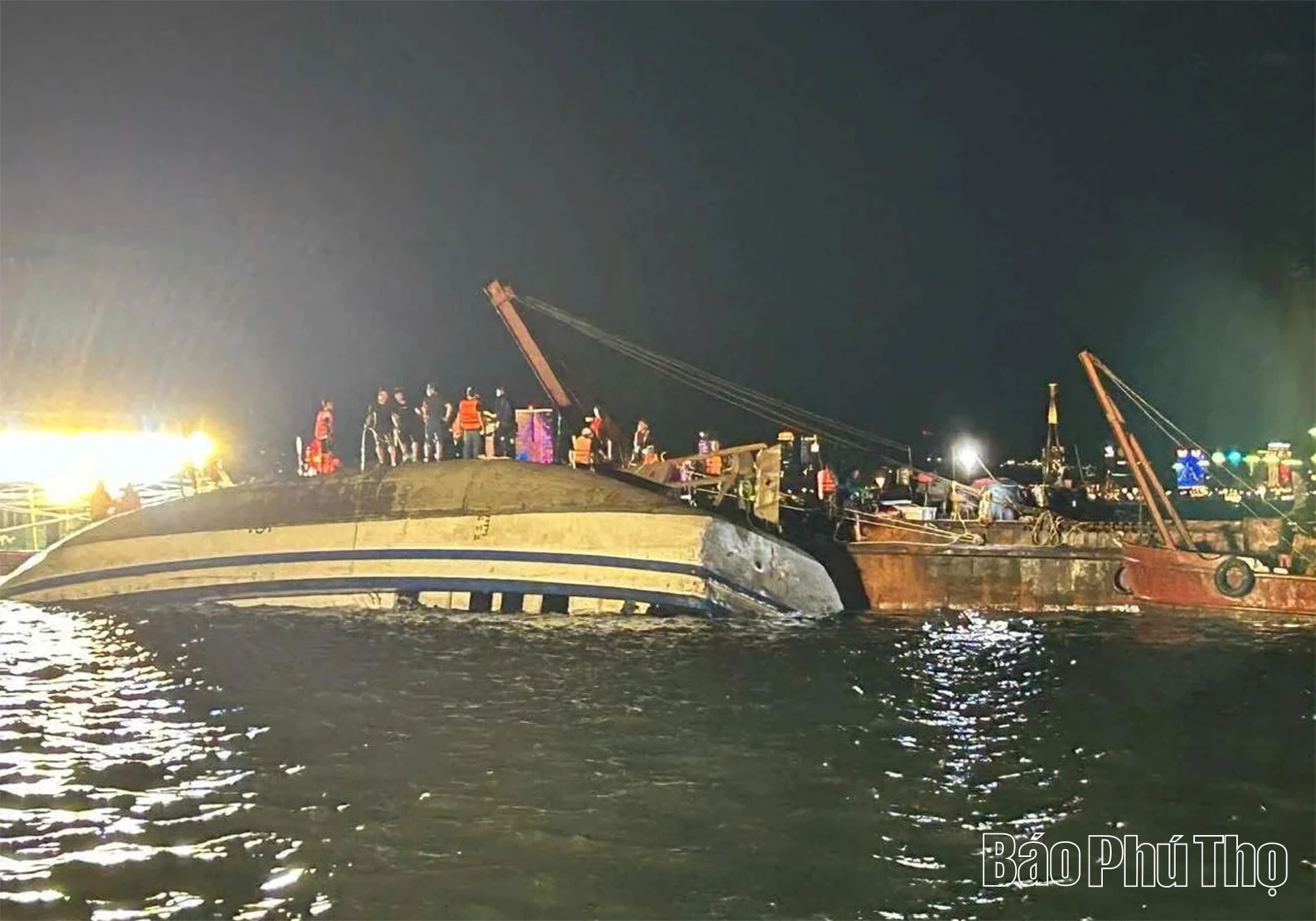 Huy động tối đa lực lượng cứu nạn và hỗ trợ gia đình nạn nhân vụ lật tàu du lịch ở Vịnh Hạ Long