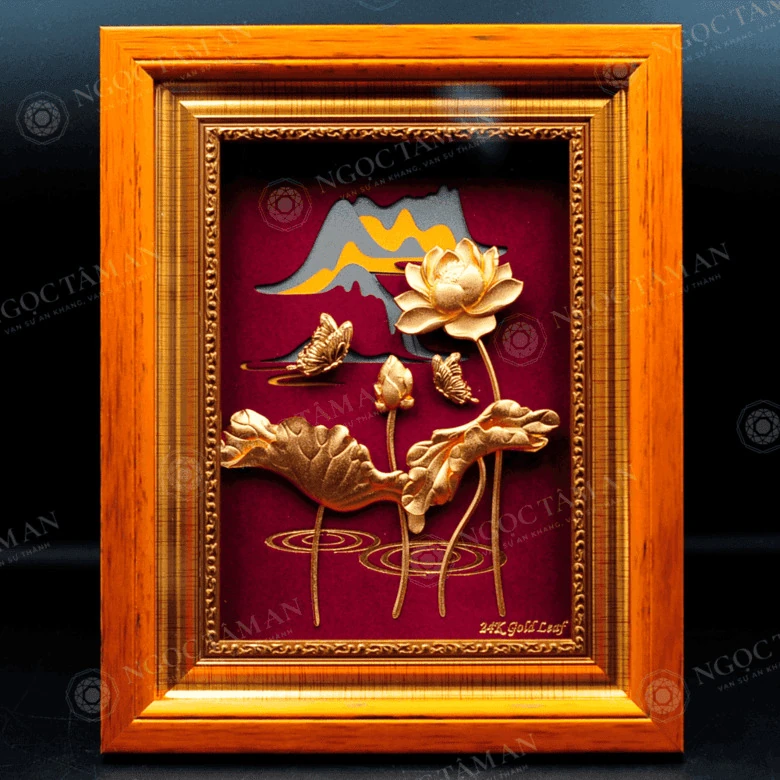 Tranh hoa sen mạ vàng – Món quà phong thủy tặng sếp tinh xảo và thanh tao