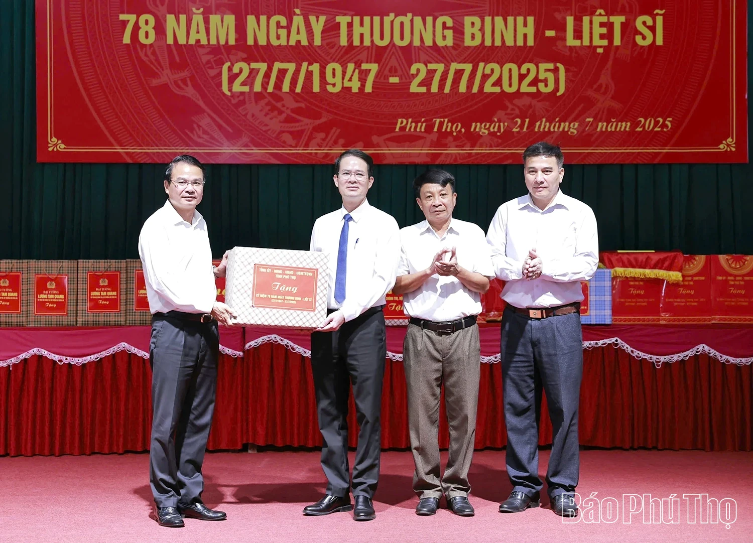 Bộ trưởng Bộ Công an Lương Tam Quang thăm, tặng quà tại Trung tâm điều dưỡng người có công tỉnh