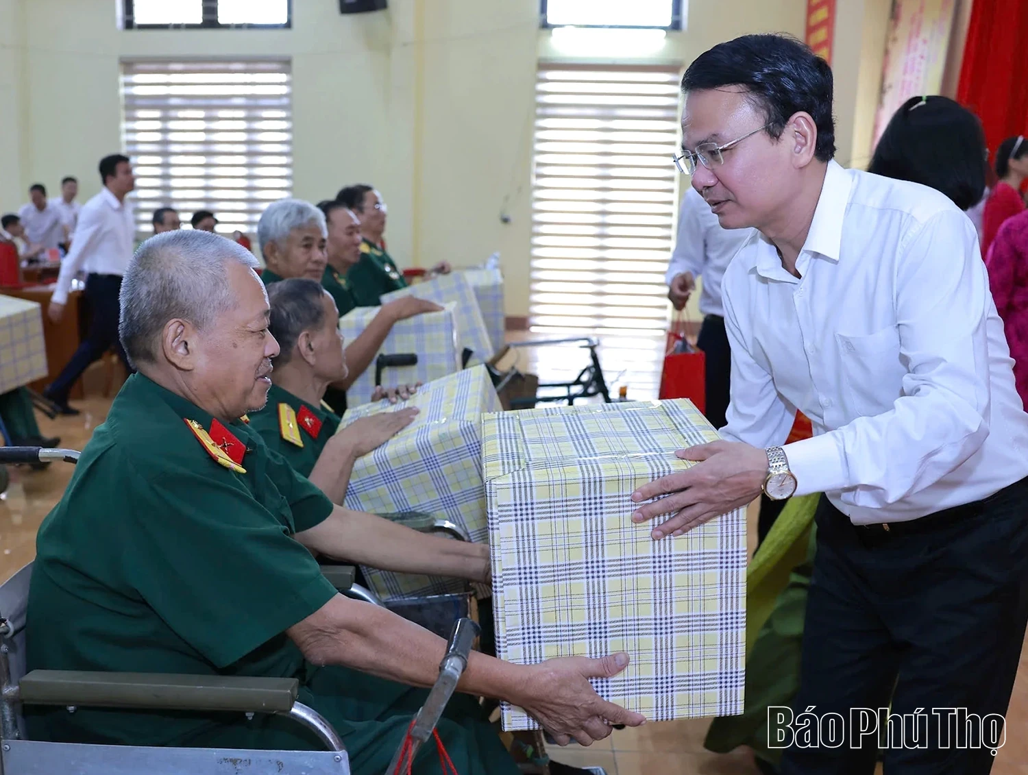 Bộ trưởng Bộ Công an Lương Tam Quang thăm, tặng quà tại Trung tâm điều dưỡng người có công tỉnh