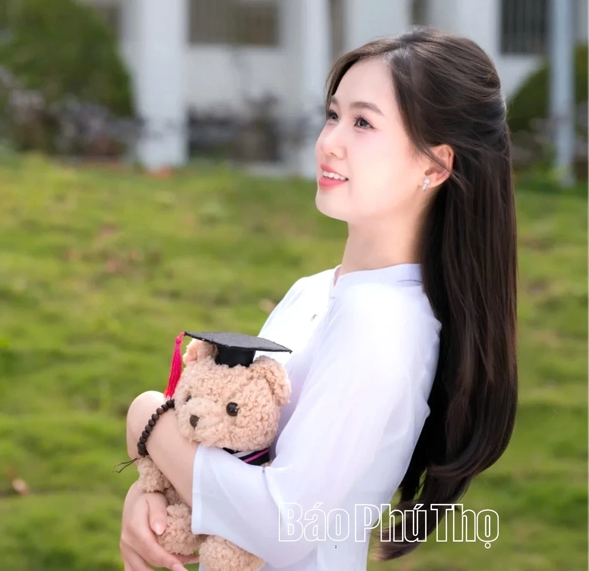 Tặng thưởng Bằng khen cho các cá nhân đạt thành tích xuất sắc trong kỳ thi tốt nghiệp THPT năm 2025