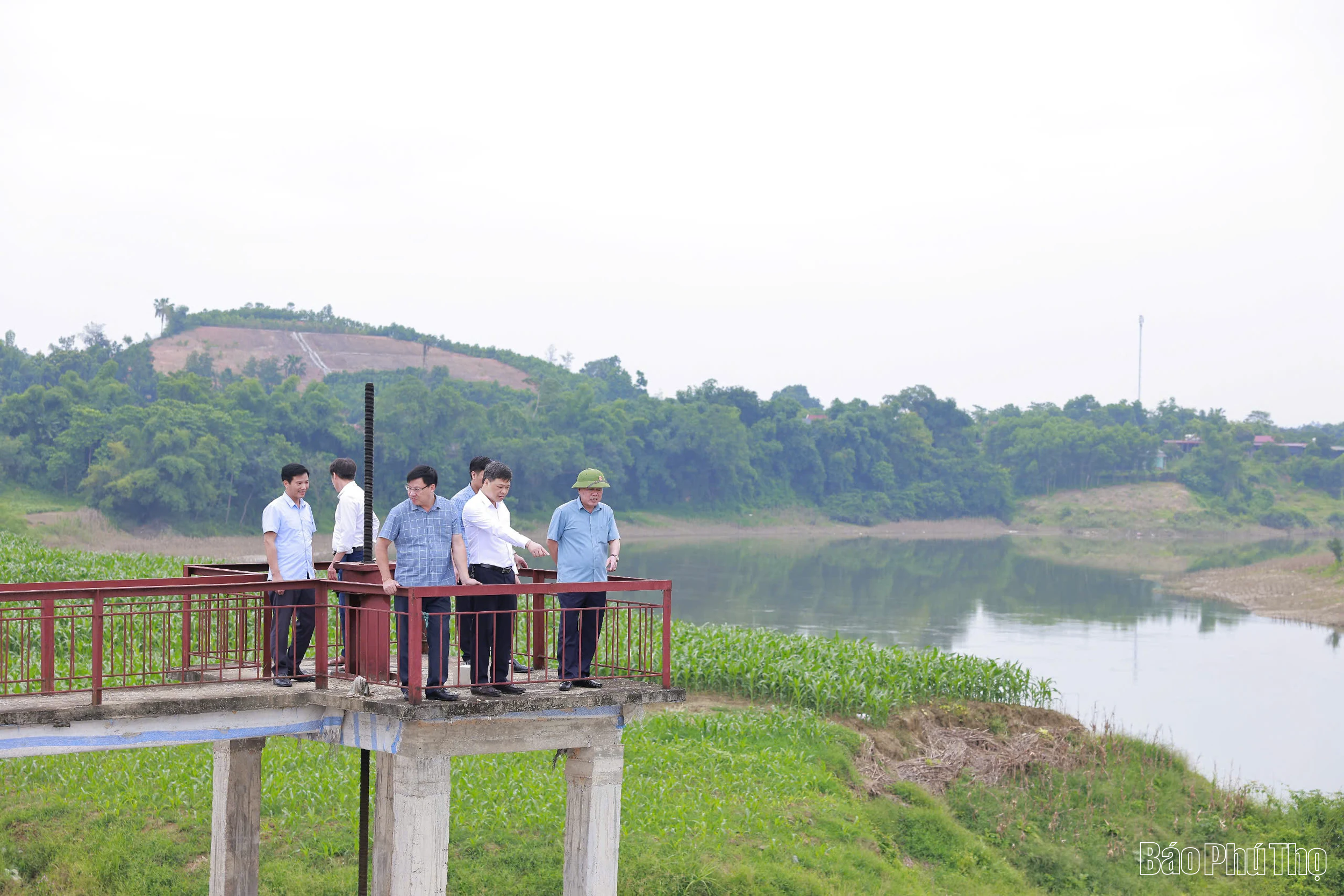 Xã Chí Đám kiểm tra các vị trí đê, trạm bơm trước diễn biến phức tạp của bão số 3