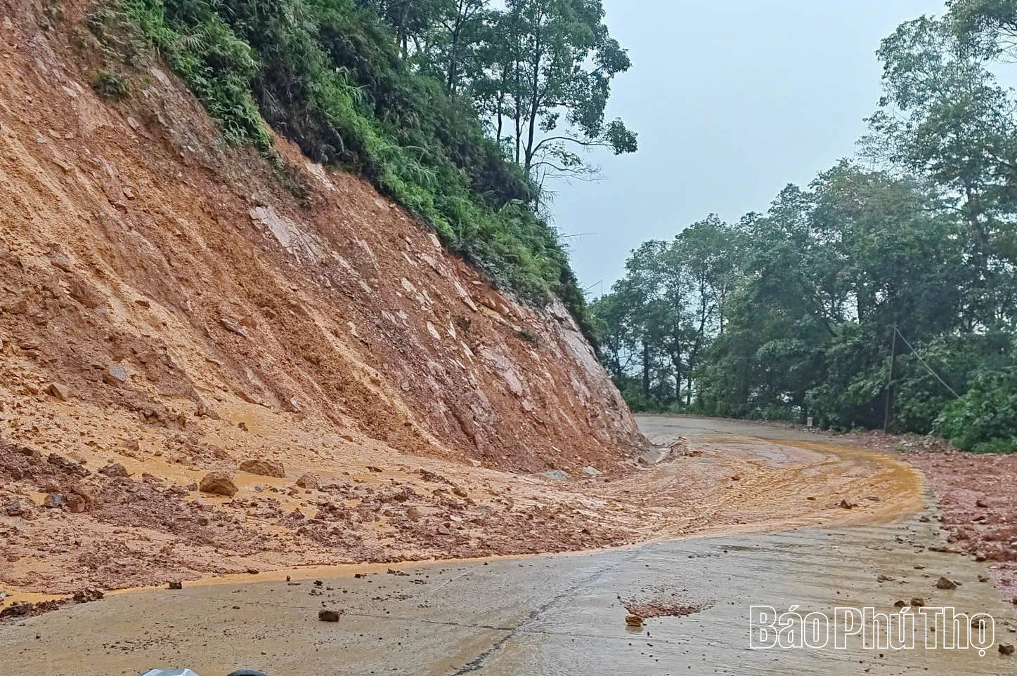 Sau bão là nỗi lo sạt lở đất
