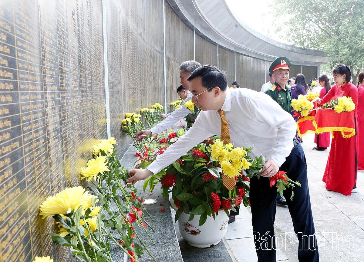 Đoàn đại biểu lãnh đạo tỉnh dâng hương tưởng nhớ các Anh hùng Liệt sĩ nhân kỷ niệm 78 năm Ngày Thương binh - Liệt sĩ