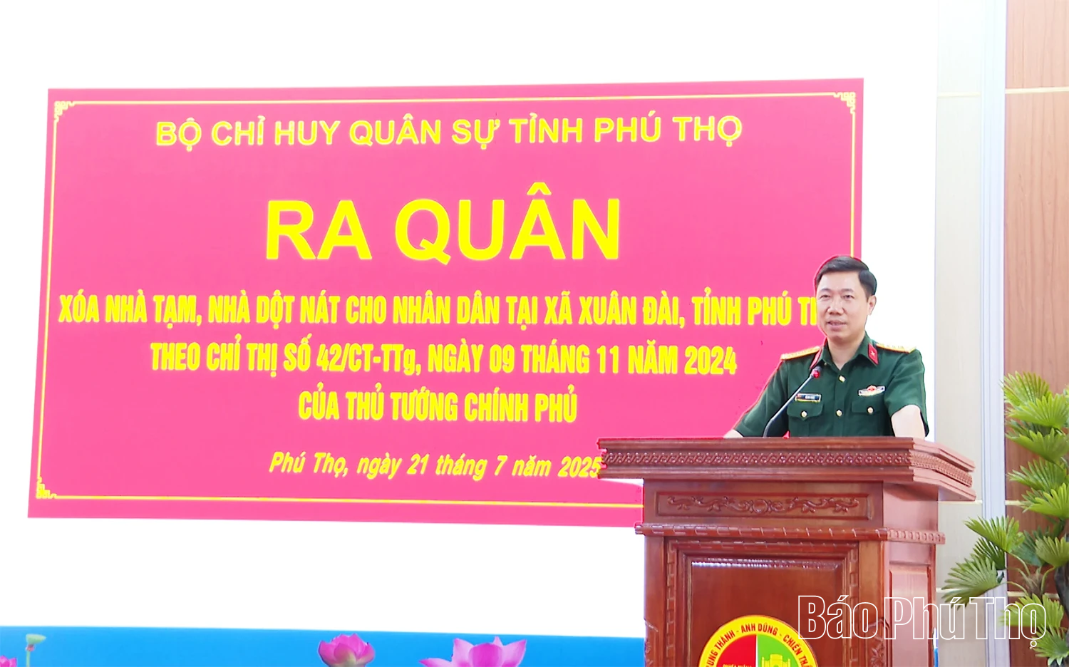 Bộ CHQS tỉnh Phú Thọ ra quân giúp nhân dân xóa nhà tạm, nhà dột nát