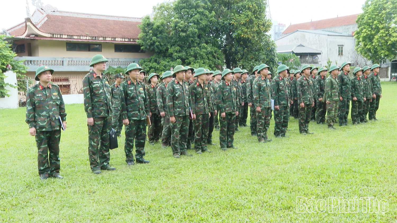 Bộ CHQS tỉnh Phú Thọ ra quân giúp nhân dân xóa nhà tạm, nhà dột nát