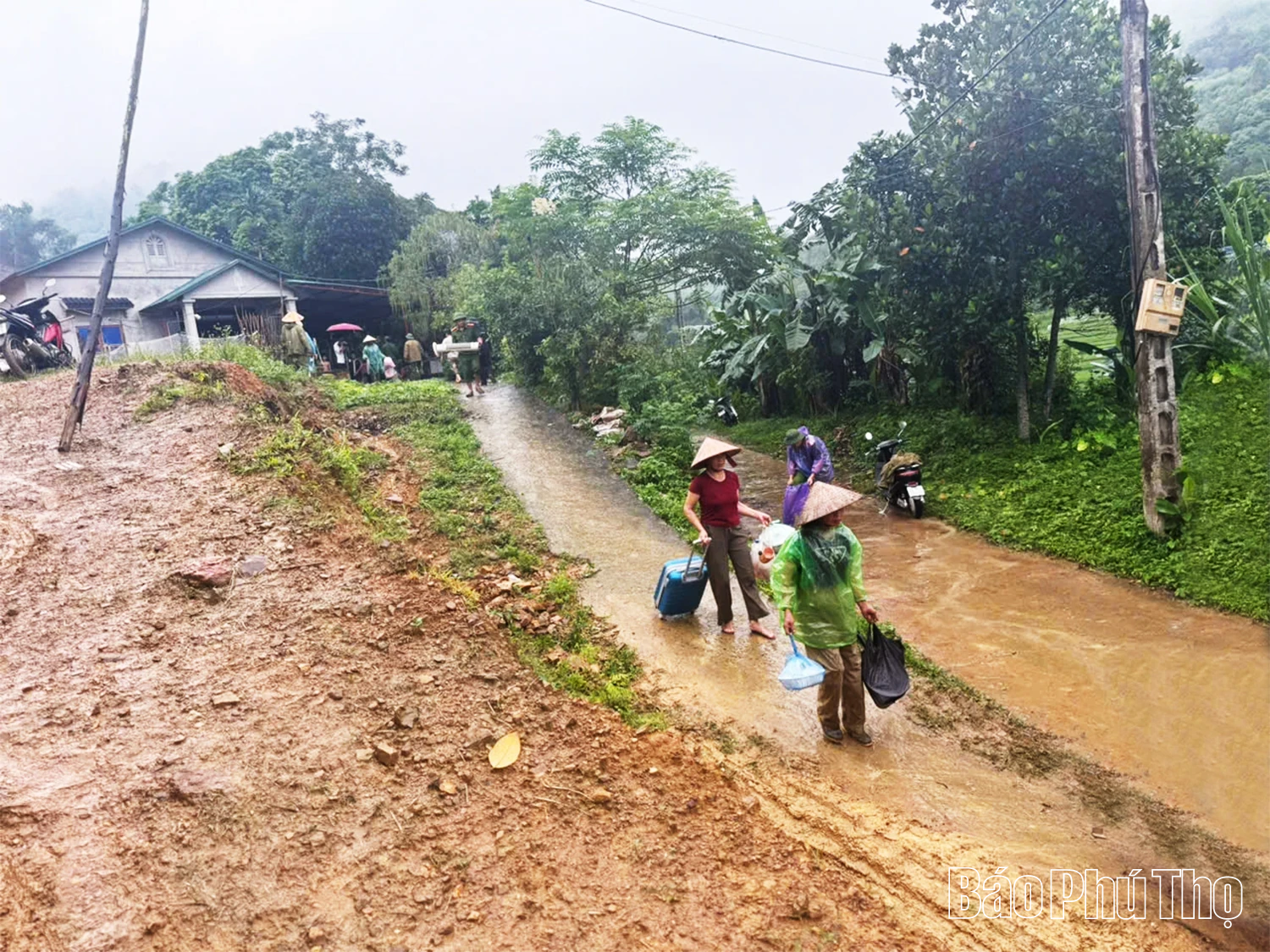 Di dời khẩn cấp 2 hộ dân xóm Thia, phường Tân Hòa