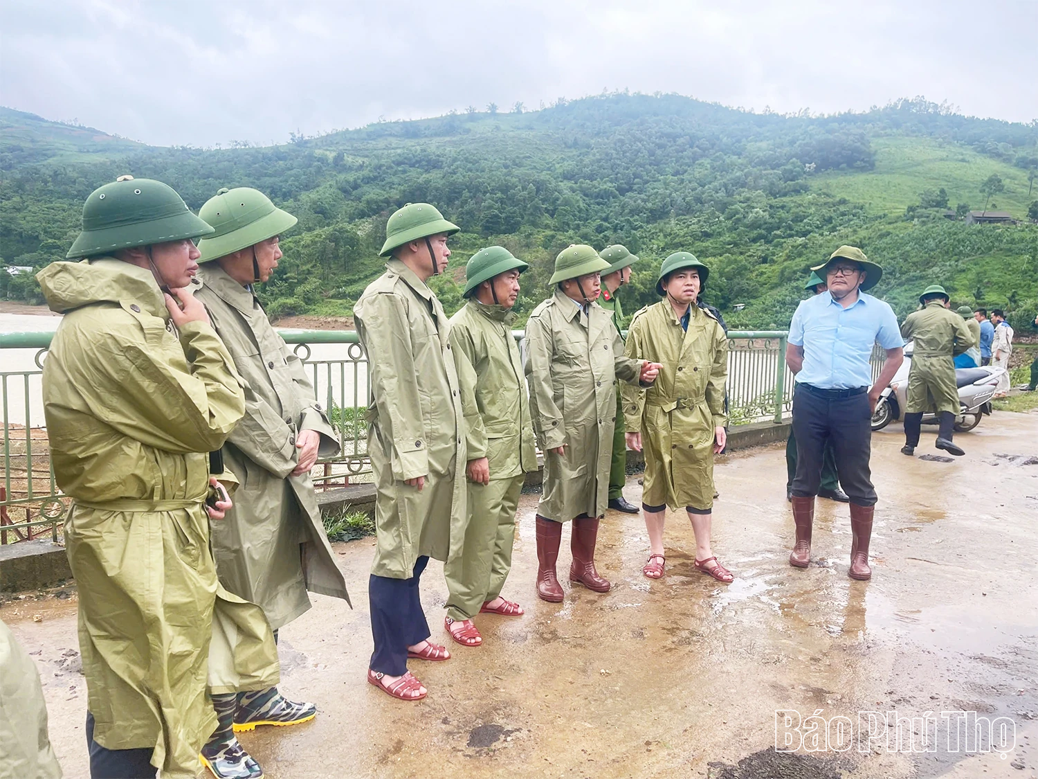 Phó Chủ tịch UBND tỉnh Đinh Công Sứ kiểm tra, đôn đốc công tác ứng phó với bão số 3 tại các xã: Cao Dương, Liên Sơn và Lương Sơn