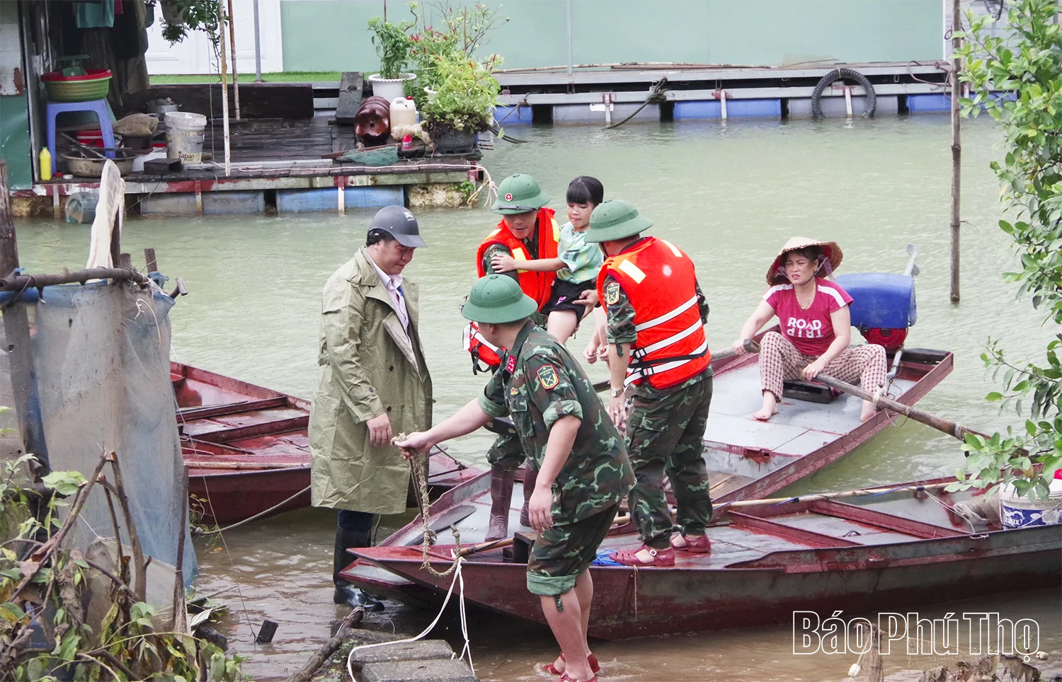 Hỗ trợ di dời 52 hộ dân làng vạn chài đến nơi an toàn