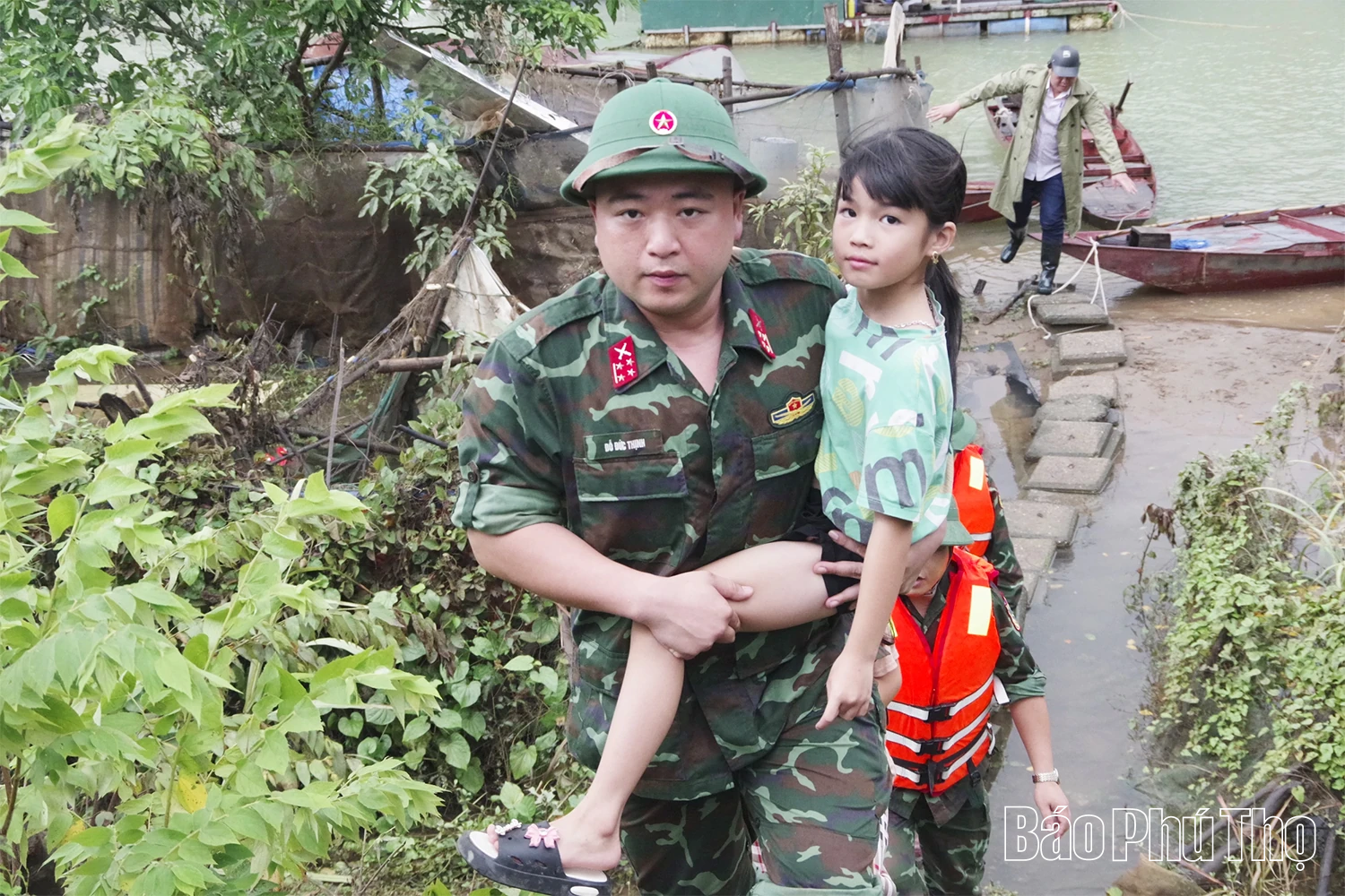 Hỗ trợ di dời 52 hộ dân làng vạn chài đến nơi an toàn