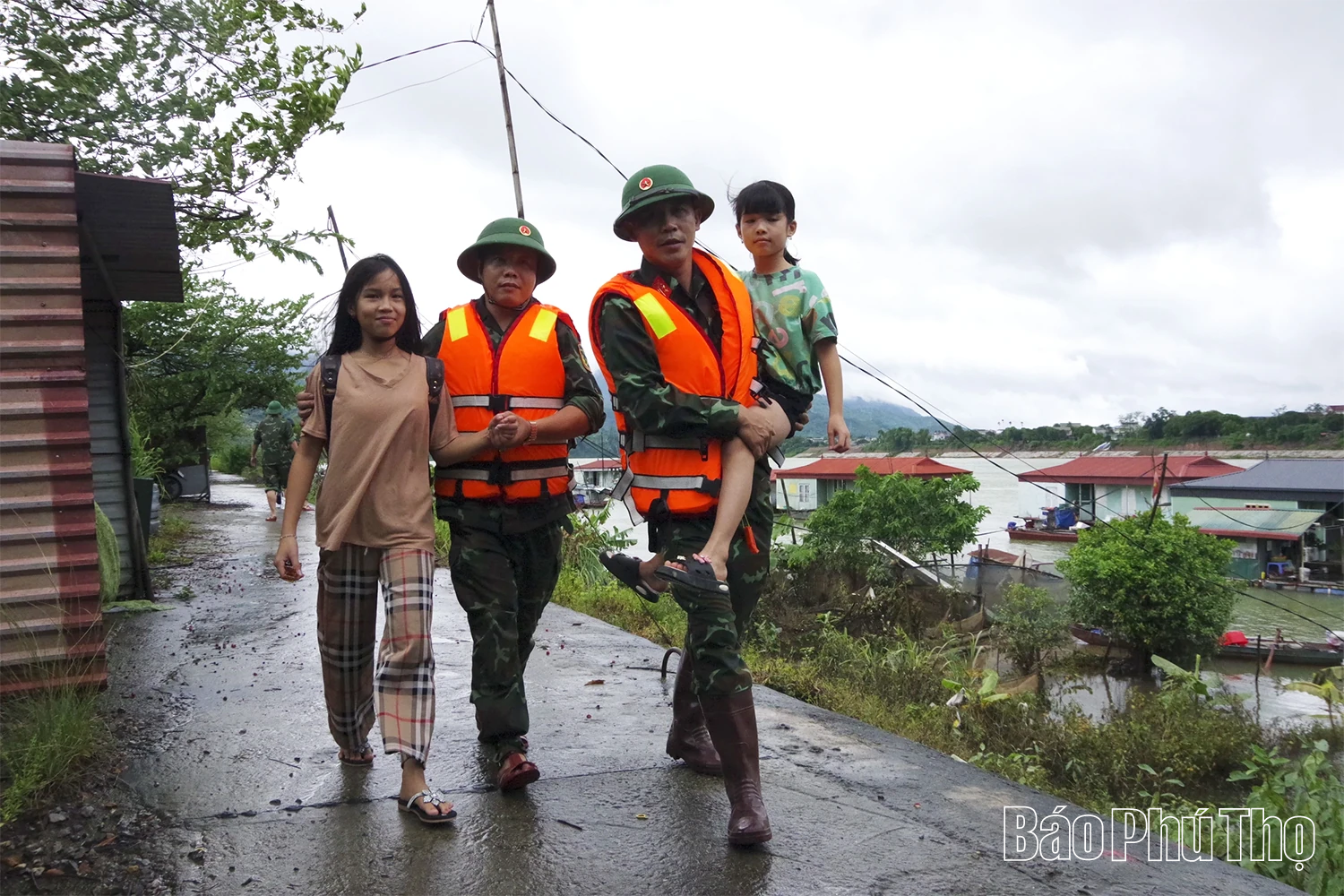 Hỗ trợ di dời 52 hộ dân làng vạn chài đến nơi an toàn