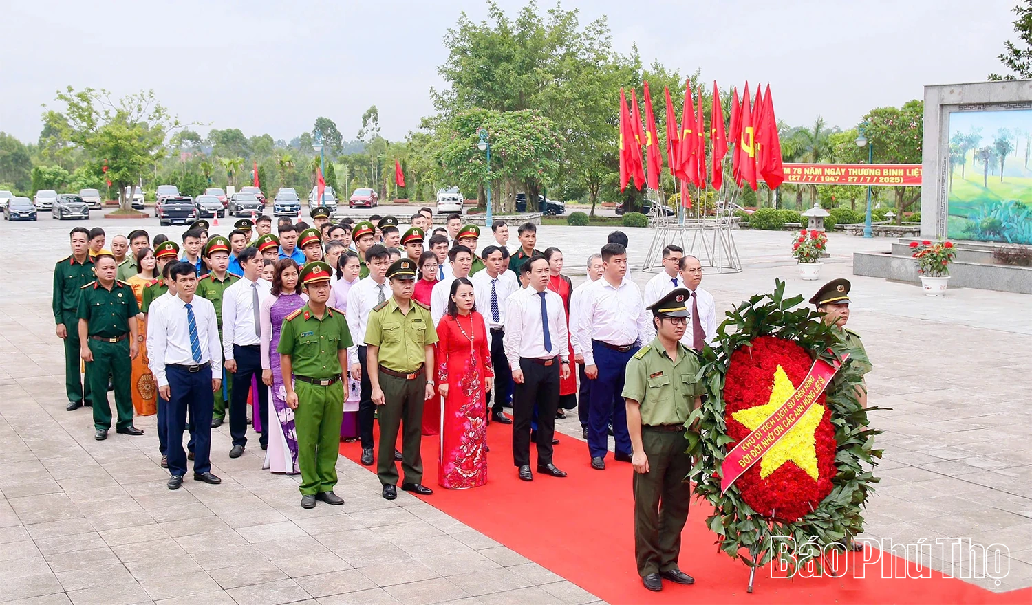 Cán bộ Khu Di tích lịch sử Đền Hùng dâng hương tri ân các anh hùng liệt sĩ