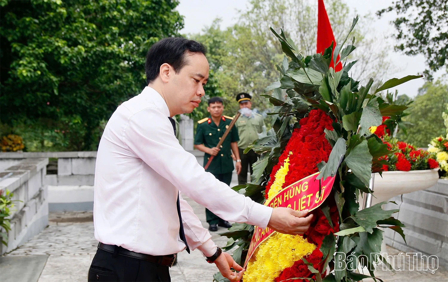 Cán bộ Khu Di tích lịch sử Đền Hùng dâng hương tri ân các anh hùng liệt sĩ