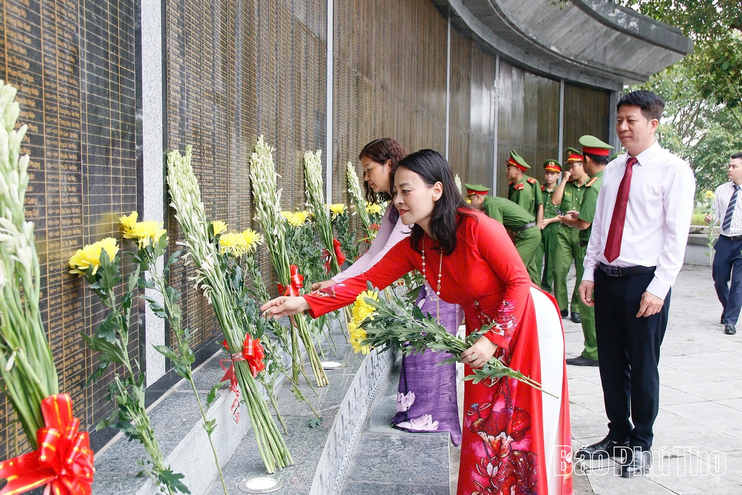 Cán bộ Khu Di tích lịch sử Đền Hùng dâng hương tri ân các anh hùng liệt sĩ