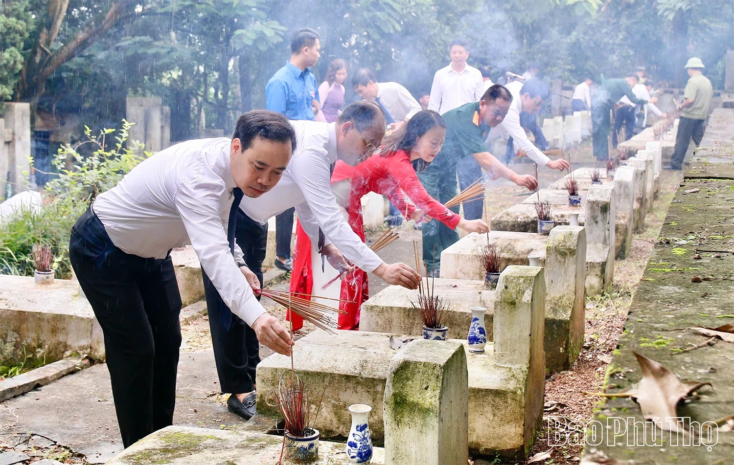 Cán bộ Khu Di tích lịch sử Đền Hùng dâng hương tri ân các anh hùng liệt sĩ