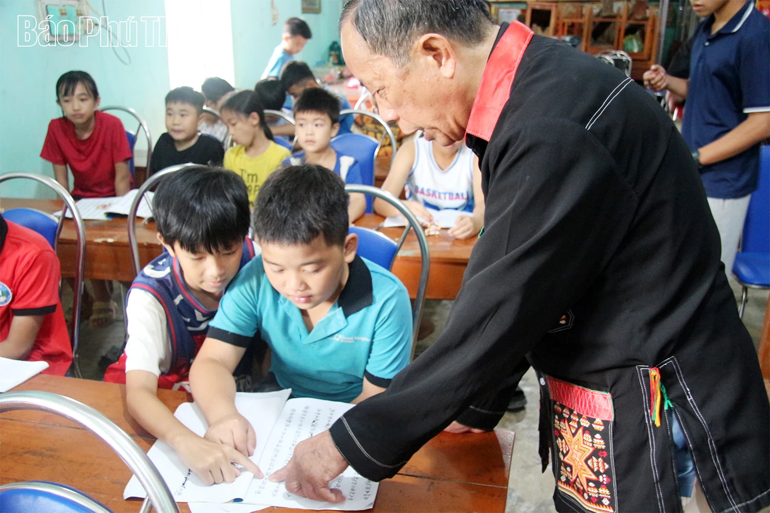 Chuyện về lớp học “làm người” ở bản Dao Đồng Chụa