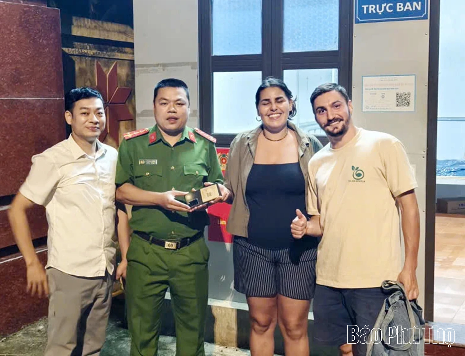 Công an xã Mai Châu giúp 2 du khách nước ngoài tìm lại tài sản bị mất