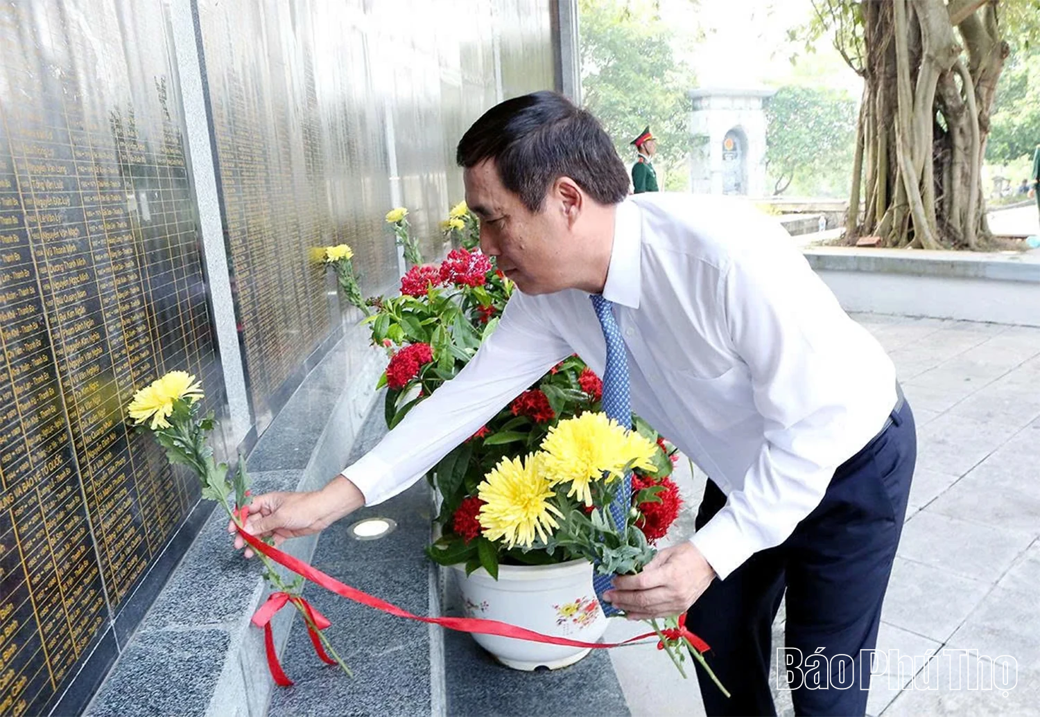 Đoàn đại biểu lãnh đạo tỉnh dâng hương tưởng nhớ các Anh hùng Liệt sĩ nhân kỷ niệm 78 năm Ngày Thương binh - Liệt sĩ