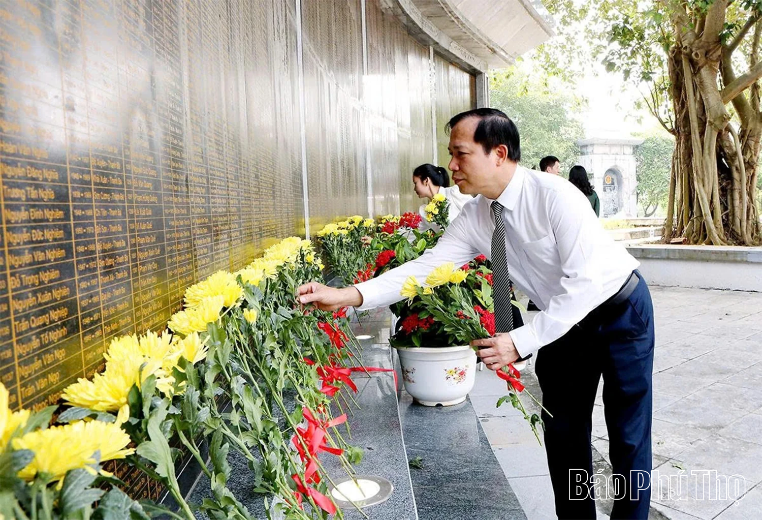 Đoàn đại biểu lãnh đạo tỉnh dâng hương tưởng nhớ các Anh hùng Liệt sĩ nhân kỷ niệm 78 năm Ngày Thương binh - Liệt sĩ