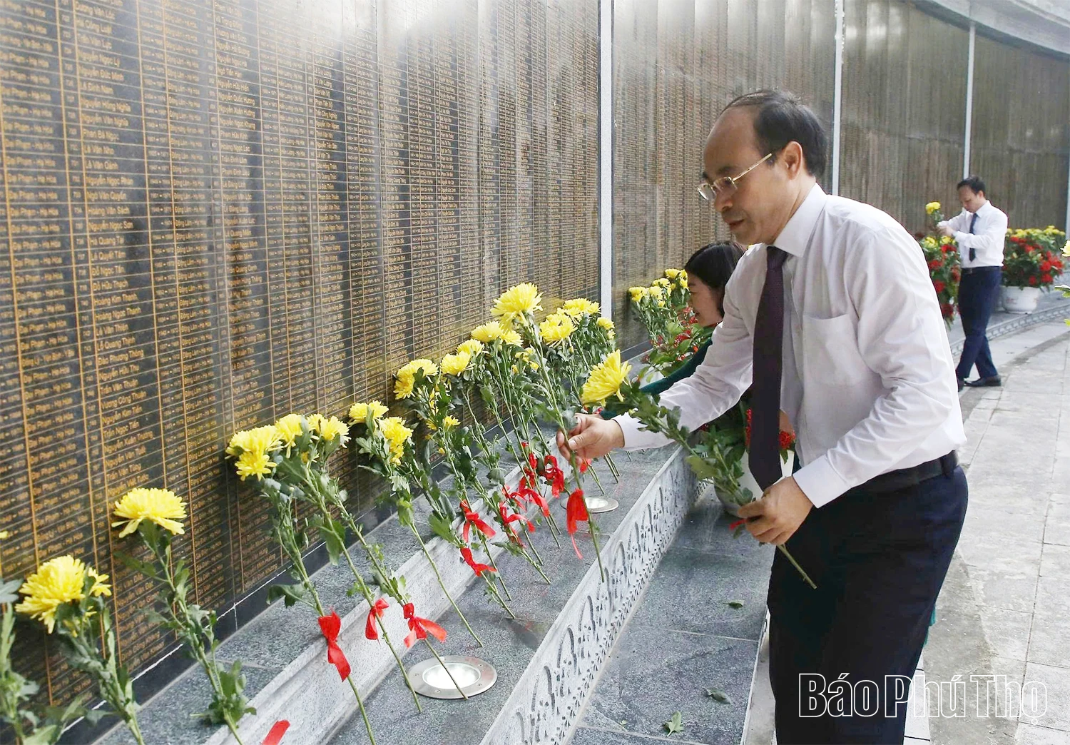 Đoàn đại biểu lãnh đạo tỉnh dâng hương tưởng nhớ các Anh hùng Liệt sĩ nhân kỷ niệm 78 năm Ngày Thương binh - Liệt sĩ