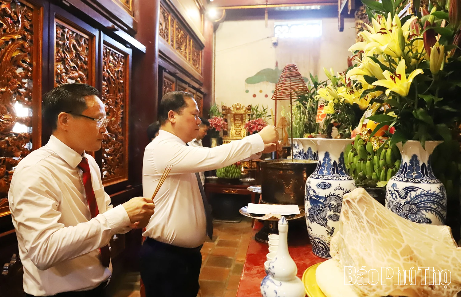 Đảng uỷ các cơ quan Đảng tỉnh dâng hương tri ân công đức các Vua Hùng và các Anh hùng liệt sĩ