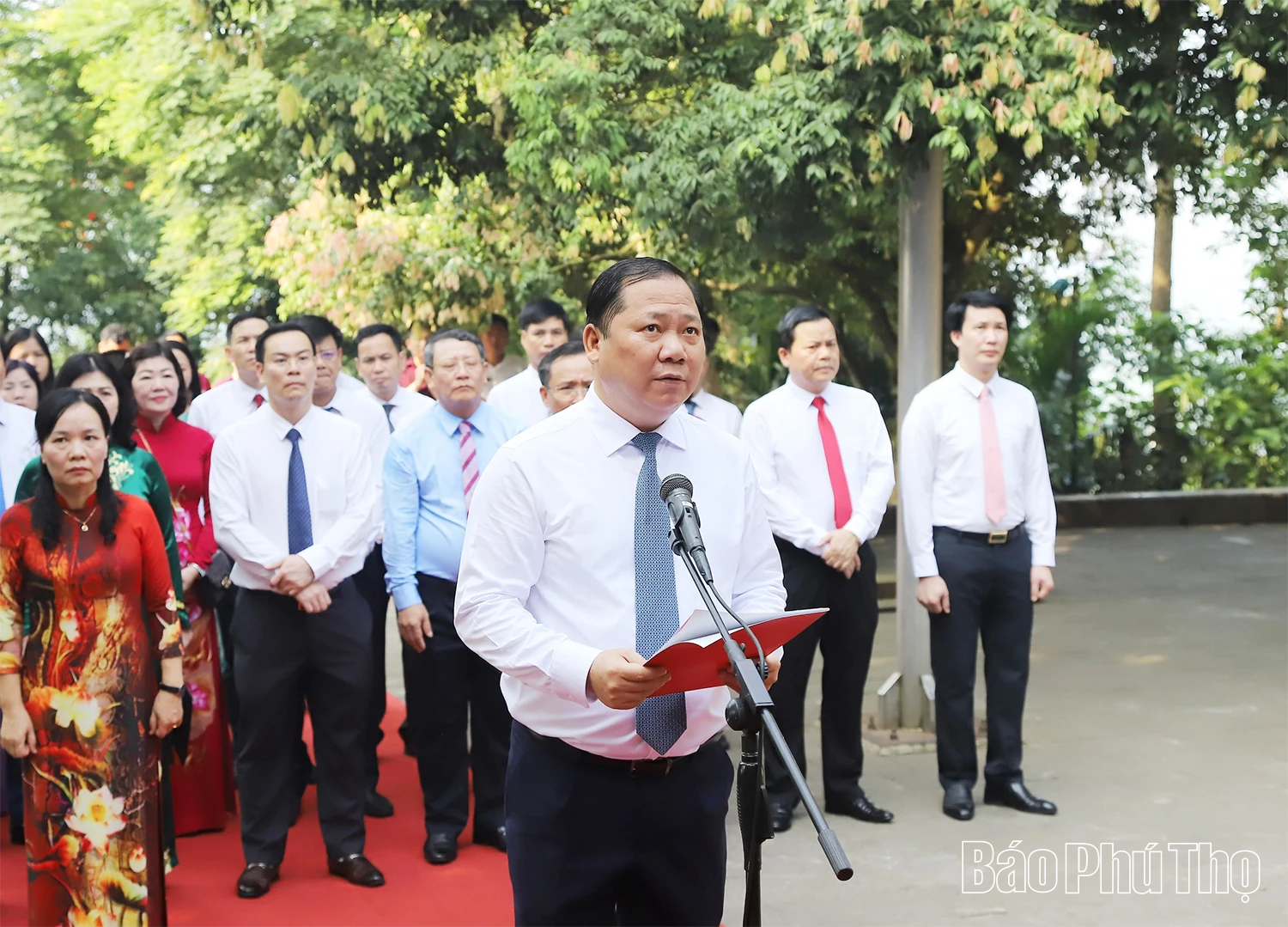 Đảng uỷ các cơ quan Đảng tỉnh dâng hương tri ân công đức các Vua Hùng và các Anh hùng liệt sĩ