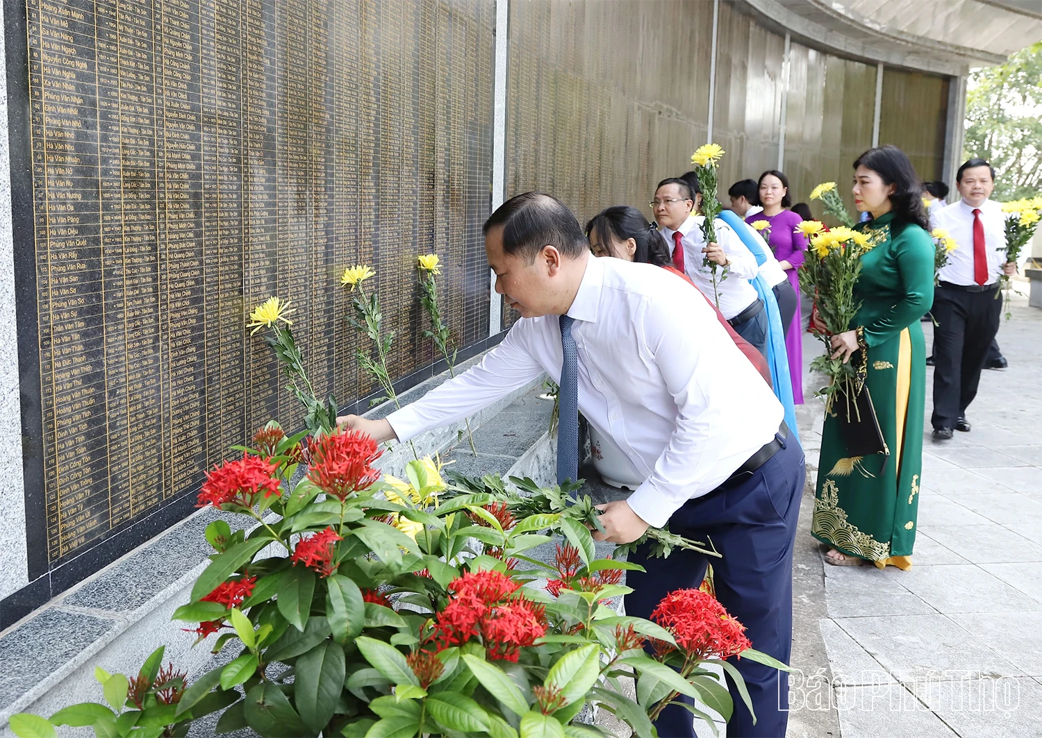 Đảng uỷ các cơ quan Đảng tỉnh dâng hương tri ân công đức các Vua Hùng và các Anh hùng liệt sĩ