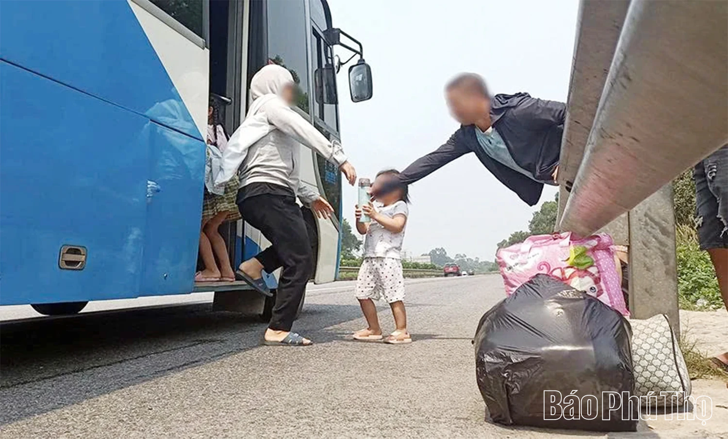 Hiểm họa khôn lường từ những “bến xe” tự phát trên đường cao tốc