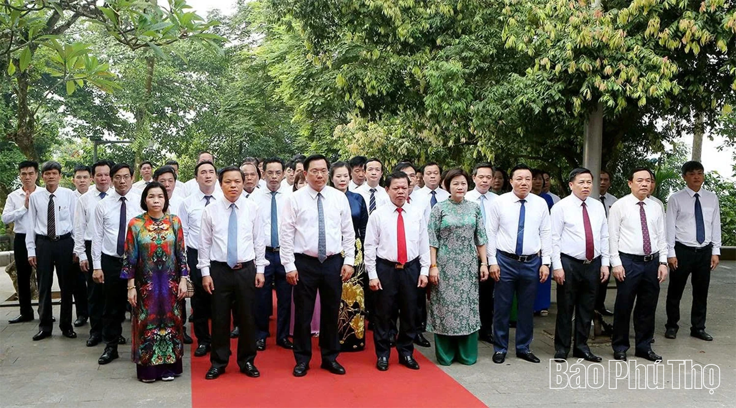 Đoàn đại biểu Đảng bộ UBND tỉnh Dâng hương tri ân các Vua Hùng